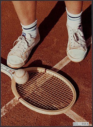 Tennisbal, -raket en -skoene.